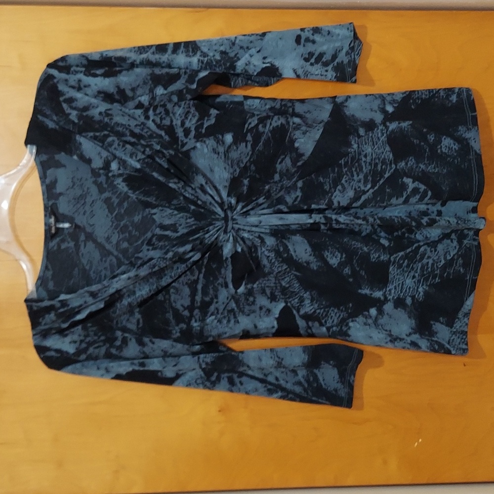 Daisy Fuentes front knot shirt